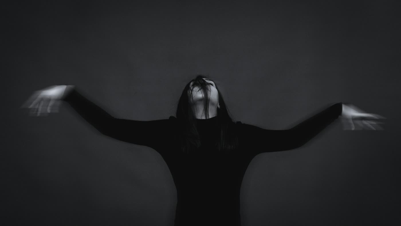 Silhouette de femme les bras ouverts, mains en mouvement